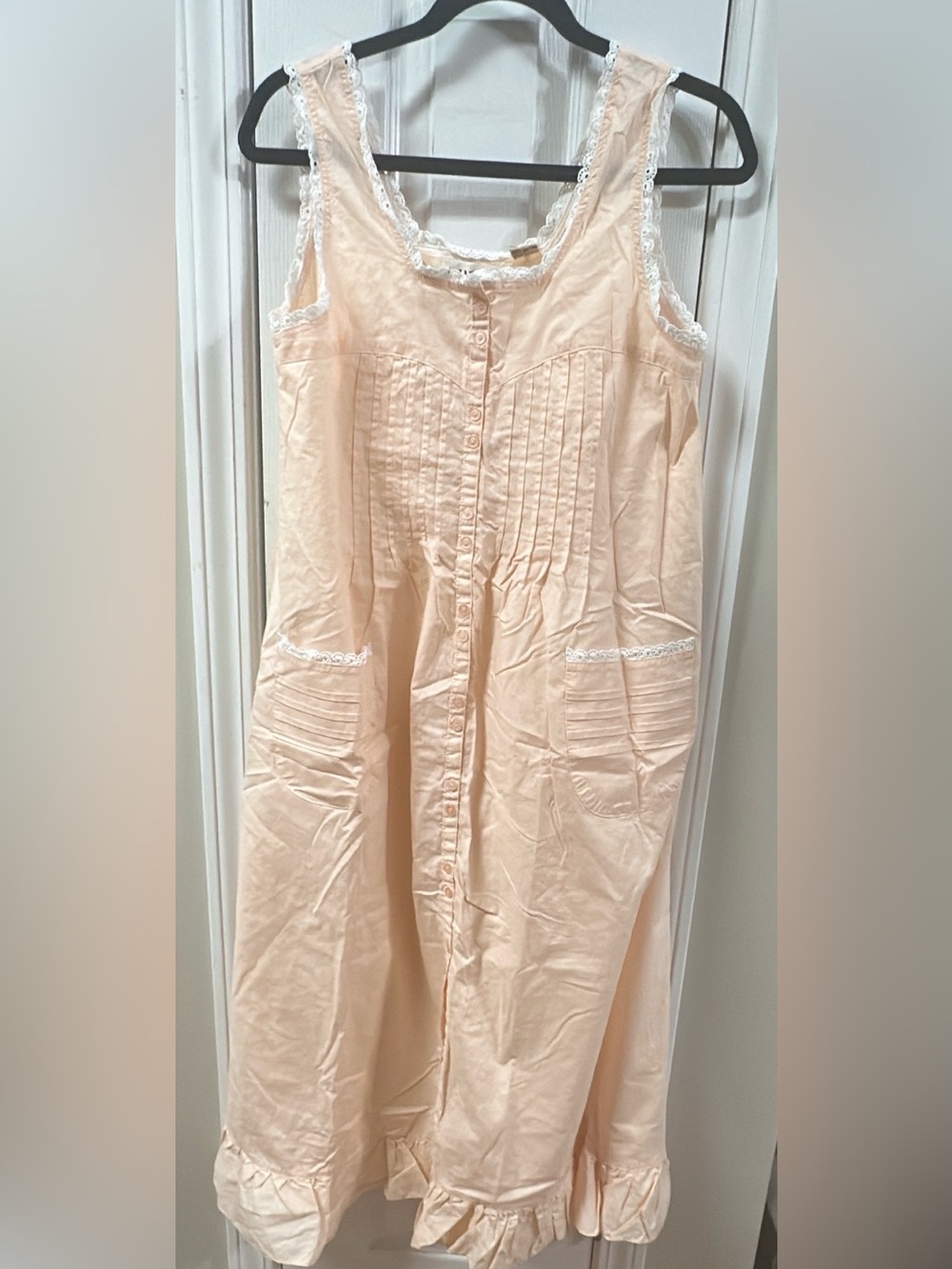 Vintage Women’s Pale Peach Button-Front Nightgown with Lace Trim (mix35)